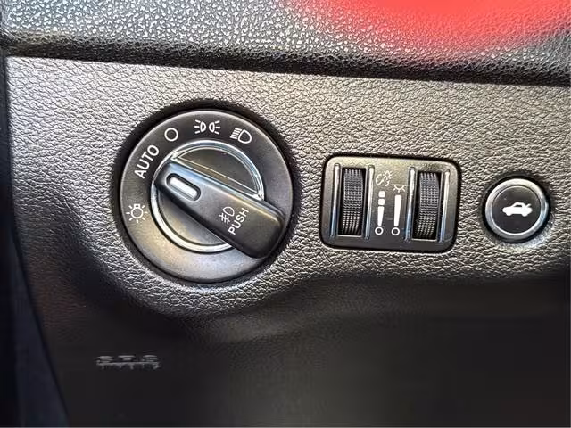 2019 Chrysler 300 - 2C3CCABG0KH654133 - Image #10