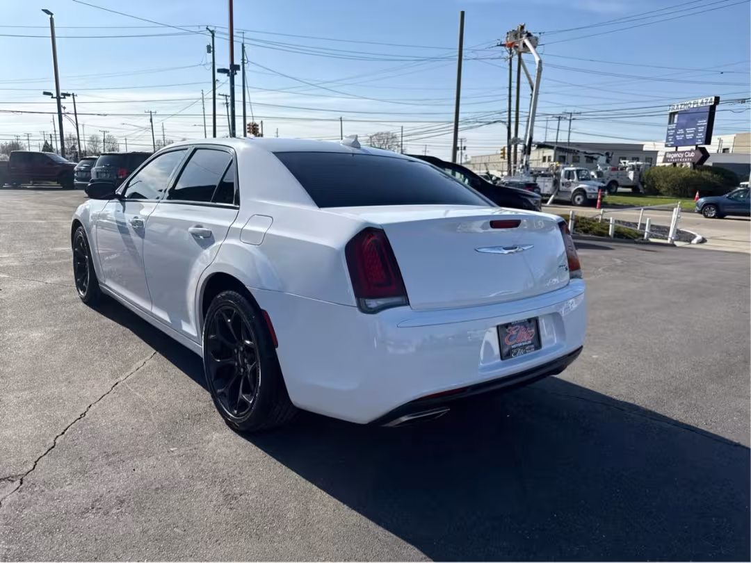 2019 Chrysler 300 - 2C3CCABG0KH654133 - Image #20