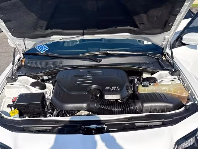2019 Chrysler 300 - 2C3CCABG0KH654133 - Image #5