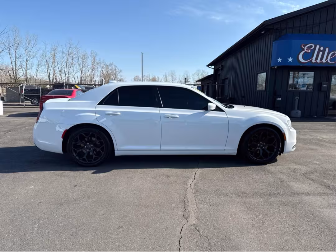2019 Chrysler 300 - 2C3CCABG0KH654133 - Image #17