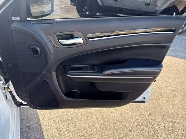 2019 Chrysler 300 - 2C3CCABG0KH654133 - Image #13