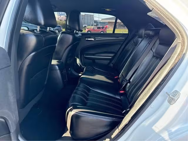 2019 Chrysler 300 - 2C3CCABG0KH654133 - Image #4