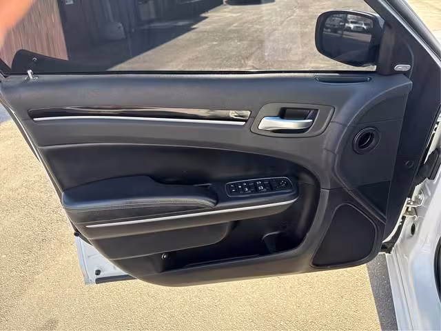 2019 Chrysler 300 - 2C3CCABG0KH654133 - Image #12