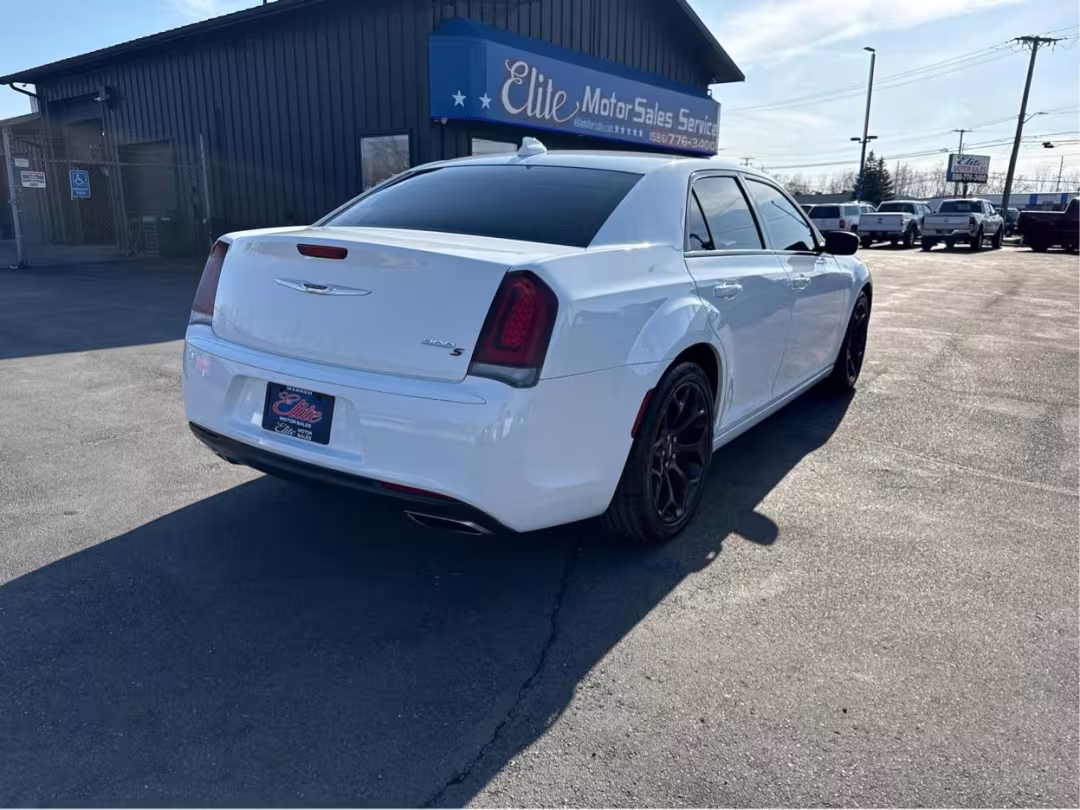 2019 Chrysler 300 - 2C3CCABG0KH654133 - Image #18