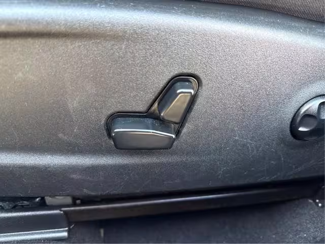 2019 Chrysler 300 - 2C3CCABG0KH654133 - Image #11