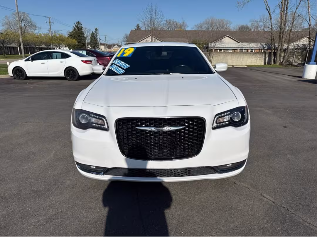 2019 Chrysler 300 - 2C3CCABG0KH654133 - Image #15